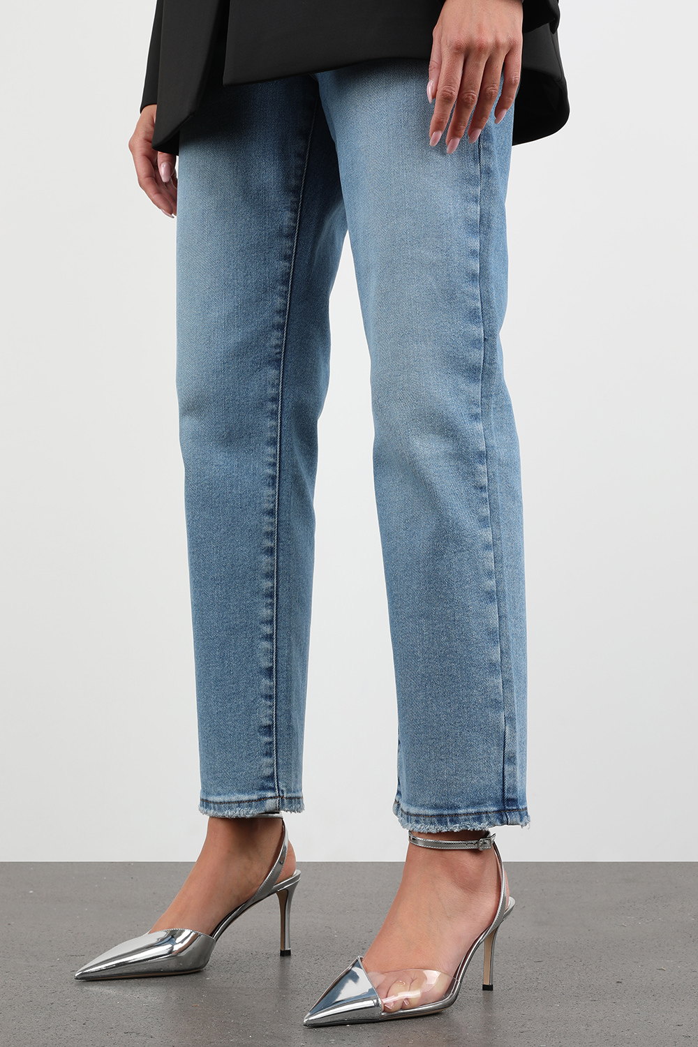 תמונת כל הלוק של נעלי עקב בגוון כסוף מטאלי